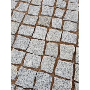 Hallid graniitklotsid ~10 × 10 × 5 cm, kg 
