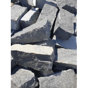 Mustad graniitklotsid, ~10 × 20 × 5 cm, 1000 kg